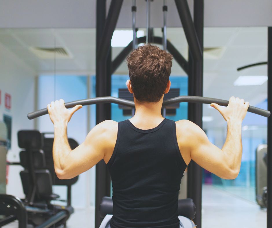 Gerätetraining am latzug